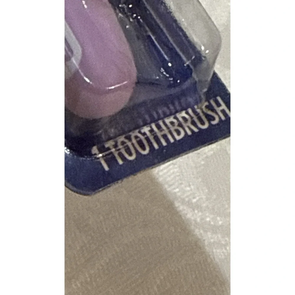 Oral-B 3D White Vivid REMOVES SURFACE STAINS Soft Toothbrush